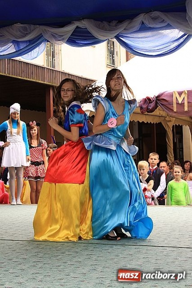 Zdjęcie w galerii na portalu naszraciborz.pl: Mażoretki, miss i Toby w Tworkowie wiadomości z regionu