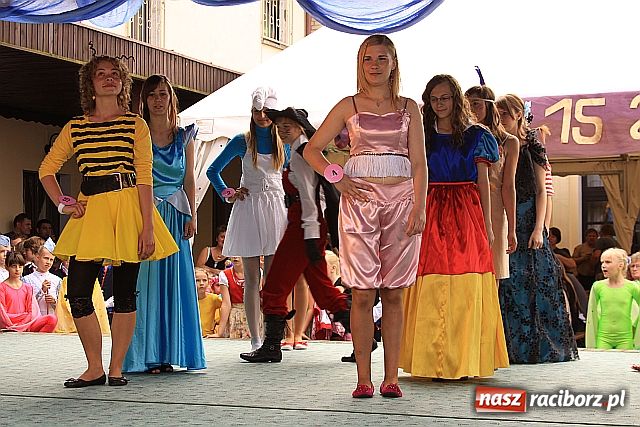 Zdjęcie w galerii na portalu naszraciborz.pl: Mażoretki, miss i Toby w Tworkowie wiadomości z regionu