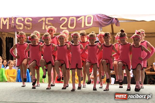 Zdjęcie w galerii na portalu naszraciborz.pl: Mażoretki, miss i Toby w Tworkowie wiadomości z regionu