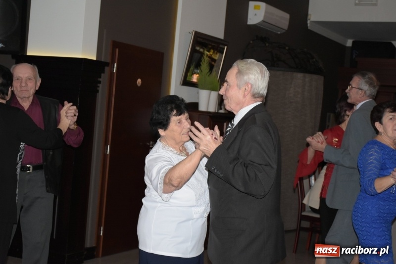 Zdjęcie w galerii na portalu naszraciborz.pl: Wyginam śmiało ciało – babcie i dziadkowie w karnawałowym nastroju  wiadomości z regionu