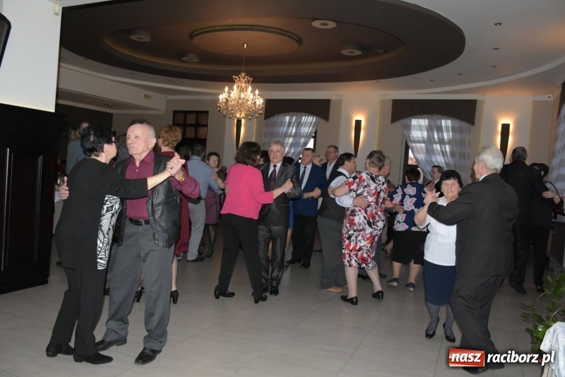 Zdjęcie w galerii na portalu naszraciborz.pl: Wyginam śmiało ciało – babcie i dziadkowie w karnawałowym nastroju  wiadomości z regionu