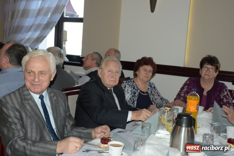 Zdjęcie w galerii na portalu naszraciborz.pl: Wyginam śmiało ciało – babcie i dziadkowie w karnawałowym nastroju  wiadomości z regionu