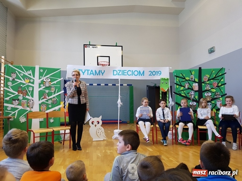 Zdjęcie w galerii na portalu naszraciborz.pl: Czytamy Dzieciom 2019. Małpka Gizela w Kobyli  wiadomości z regionu