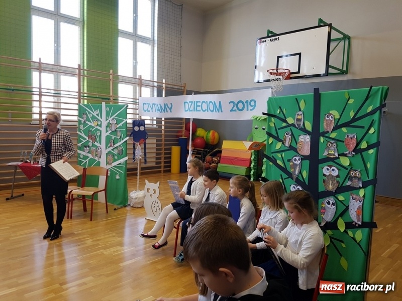 Zdjęcie w galerii na portalu naszraciborz.pl: Czytamy Dzieciom 2019. Małpka Gizela w Kobyli  wiadomości z regionu