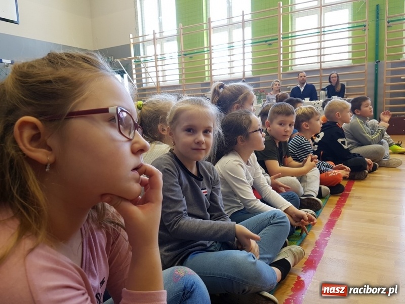 Zdjęcie w galerii na portalu naszraciborz.pl: Czytamy Dzieciom 2019. Małpka Gizela w Kobyli  wiadomości z regionu