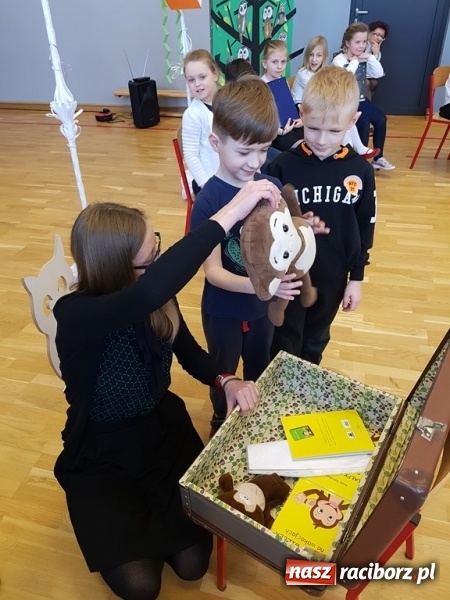 Zdjęcie w galerii na portalu naszraciborz.pl: Czytamy Dzieciom 2019. Małpka Gizela w Kobyli  wiadomości z regionu
