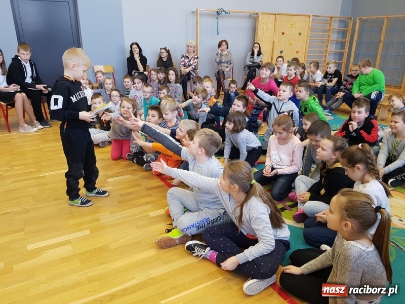 Zdjęcie w galerii na portalu naszraciborz.pl: Czytamy Dzieciom 2019. Małpka Gizela w Kobyli  wiadomości z regionu