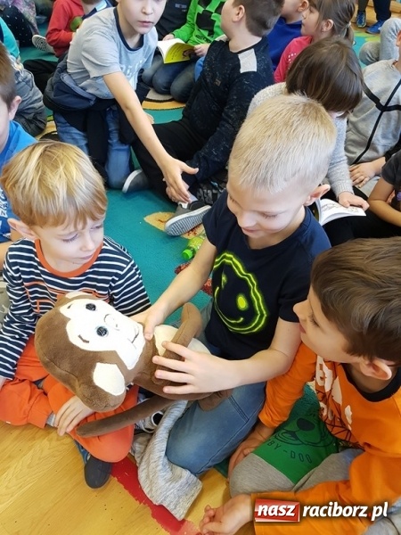 Zdjęcie w galerii na portalu naszraciborz.pl: Czytamy Dzieciom 2019. Małpka Gizela w Kobyli  wiadomości z regionu