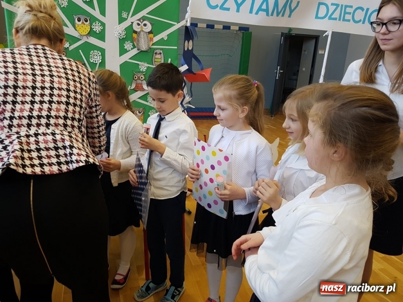 Zdjęcie w galerii na portalu naszraciborz.pl: Czytamy Dzieciom 2019. Małpka Gizela w Kobyli  wiadomości z regionu