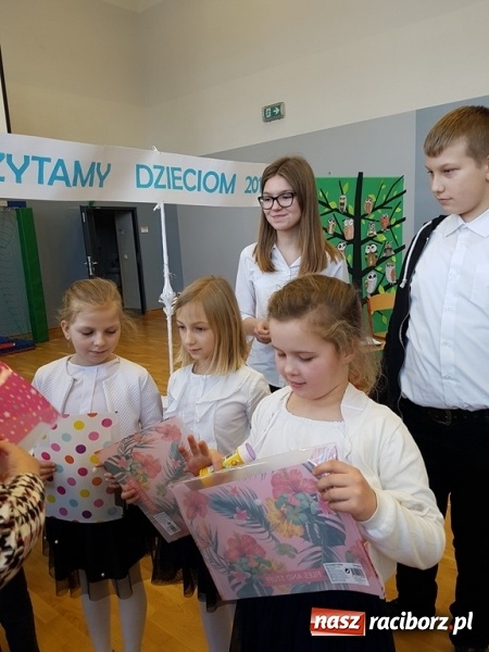 Zdjęcie w galerii na portalu naszraciborz.pl: Czytamy Dzieciom 2019. Małpka Gizela w Kobyli  wiadomości z regionu