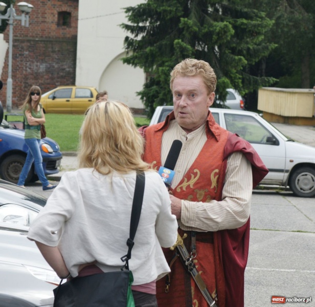 Zdjęcie w galerii na portalu naszraciborz.pl: Dni Raciborza 2014 - Daniel Olbrychski królem Janem III Sobieskim podczas przejazdu wiadomości z regionu