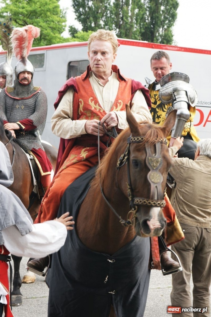Zdjęcie w galerii na portalu naszraciborz.pl: Dni Raciborza 2014 - Daniel Olbrychski królem Janem III Sobieskim podczas przejazdu wiadomości z regionu