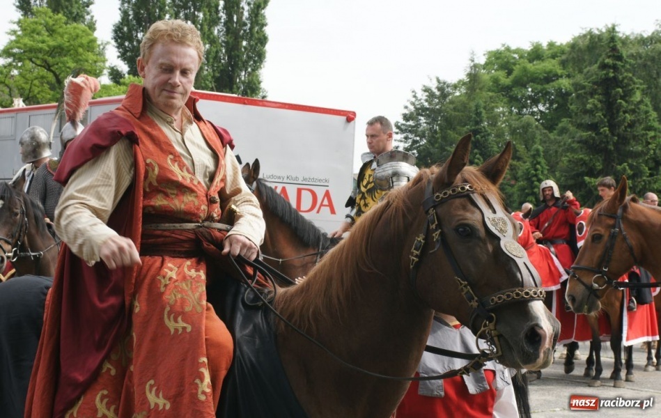 Zdjęcie w galerii na portalu naszraciborz.pl: Dni Raciborza 2014 - Daniel Olbrychski królem Janem III Sobieskim podczas przejazdu wiadomości z regionu