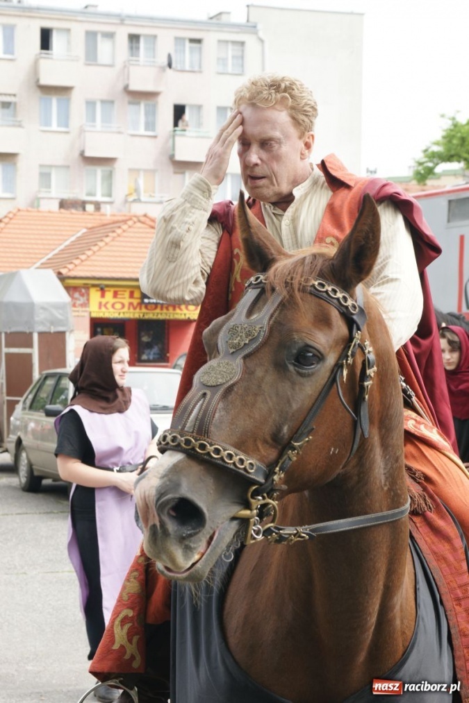 Zdjęcie w galerii na portalu naszraciborz.pl: Dni Raciborza 2014 - Daniel Olbrychski królem Janem III Sobieskim podczas przejazdu wiadomości z regionu