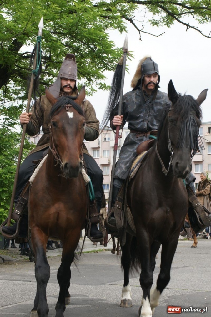 Zdjęcie w galerii na portalu naszraciborz.pl: Dni Raciborza 2014 - Daniel Olbrychski królem Janem III Sobieskim podczas przejazdu wiadomości z regionu