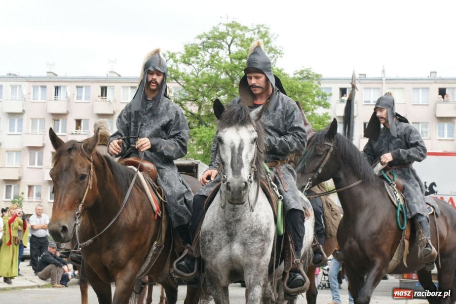 Zdjęcie w galerii na portalu naszraciborz.pl: Dni Raciborza 2014 - Daniel Olbrychski królem Janem III Sobieskim podczas przejazdu wiadomości z regionu