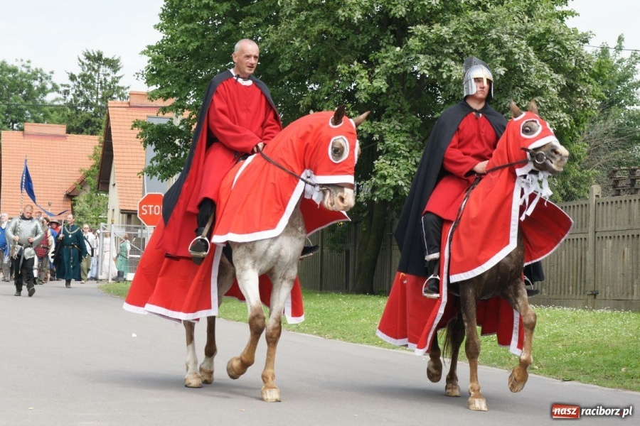 Zdjęcie w galerii na portalu naszraciborz.pl: Dni Raciborza 2014 - Daniel Olbrychski królem Janem III Sobieskim podczas przejazdu wiadomości z regionu