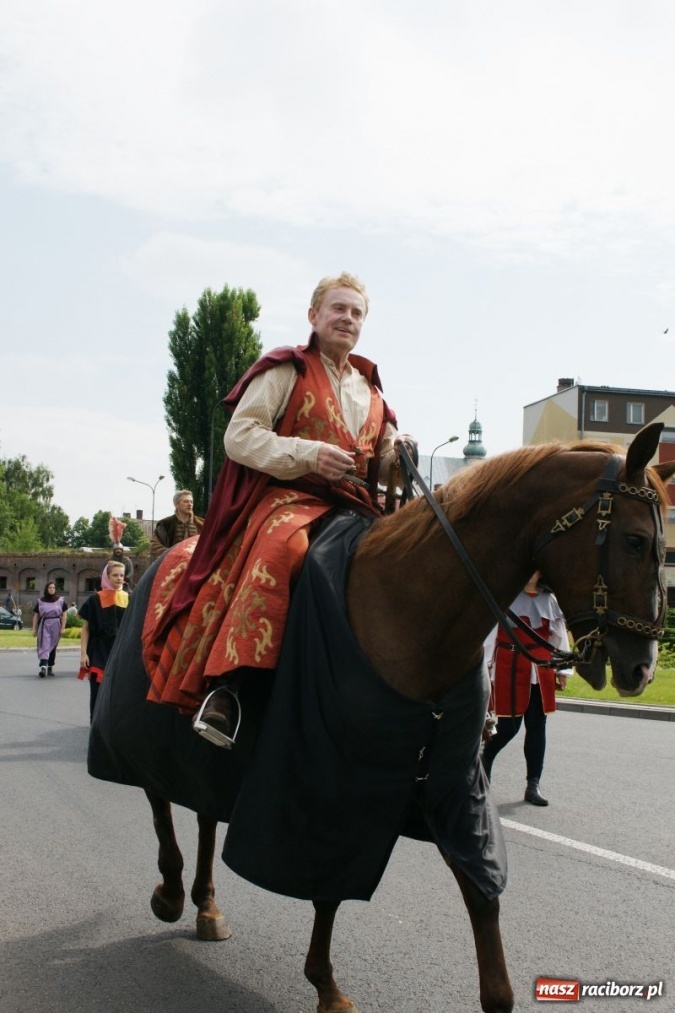 Zdjęcie w galerii na portalu naszraciborz.pl: Dni Raciborza 2014 - Daniel Olbrychski królem Janem III Sobieskim podczas przejazdu wiadomości z regionu