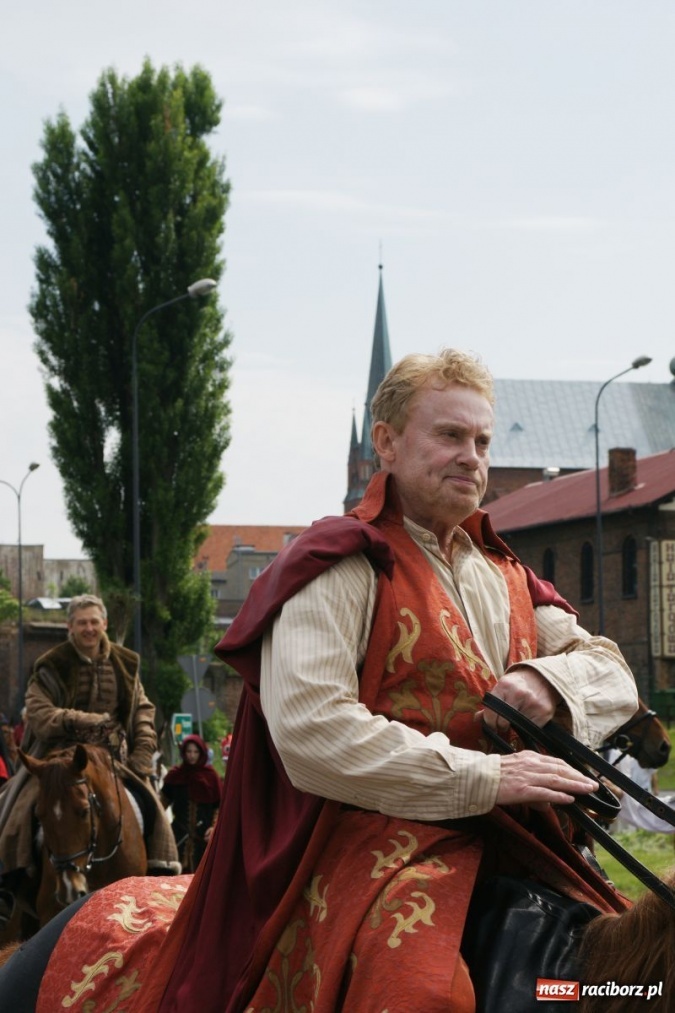 Zdjęcie w galerii na portalu naszraciborz.pl: Dni Raciborza 2014 - Daniel Olbrychski królem Janem III Sobieskim podczas przejazdu wiadomości z regionu