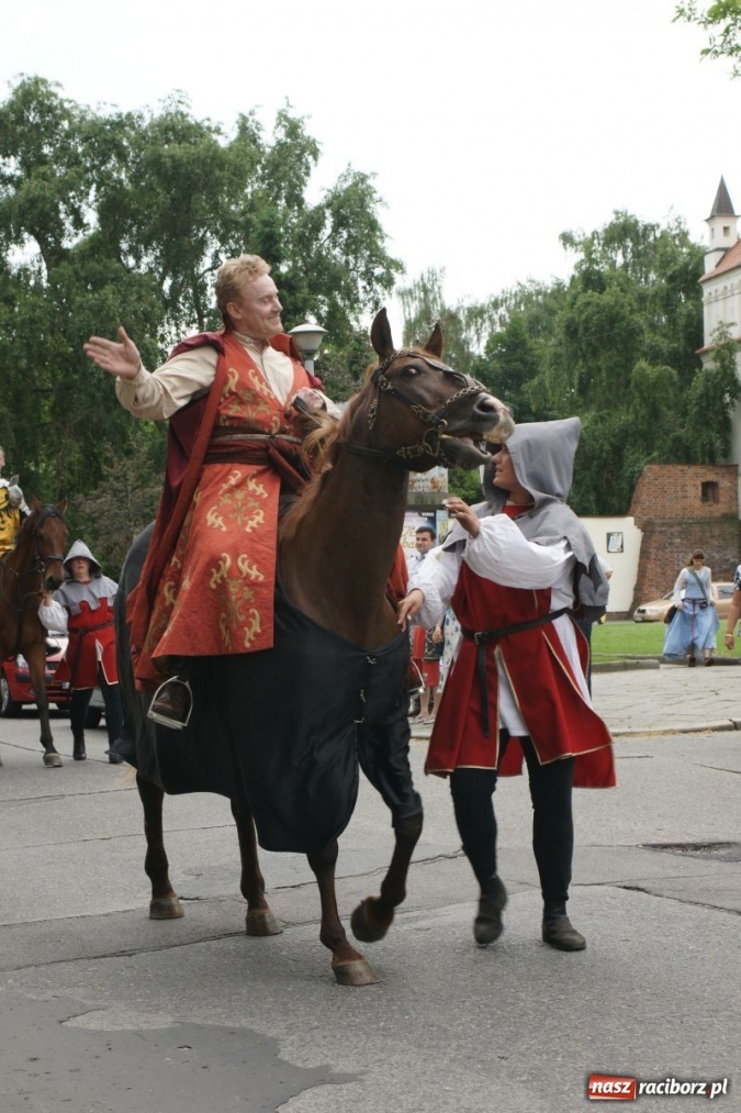 Zdjęcie w galerii na portalu naszraciborz.pl: Dni Raciborza 2014 - Daniel Olbrychski królem Janem III Sobieskim podczas przejazdu wiadomości z regionu