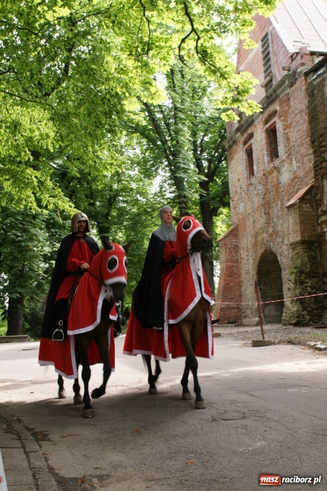 Zdjęcie w galerii na portalu naszraciborz.pl: Dni Raciborza 2014 - Daniel Olbrychski królem Janem III Sobieskim podczas przejazdu wiadomości z regionu