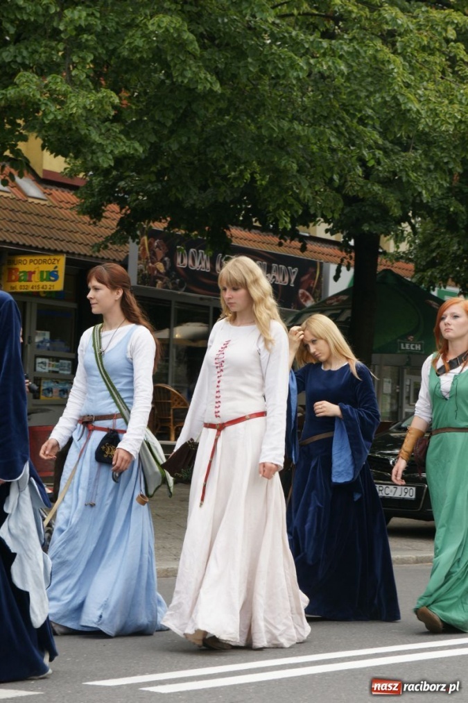 Zdjęcie w galerii na portalu naszraciborz.pl: Dni Raciborza 2014 - Daniel Olbrychski królem Janem III Sobieskim podczas przejazdu wiadomości z regionu