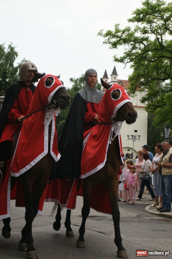 Zdjęcie w galerii na portalu naszraciborz.pl: Dni Raciborza 2014 - Daniel Olbrychski królem Janem III Sobieskim podczas przejazdu wiadomości z regionu