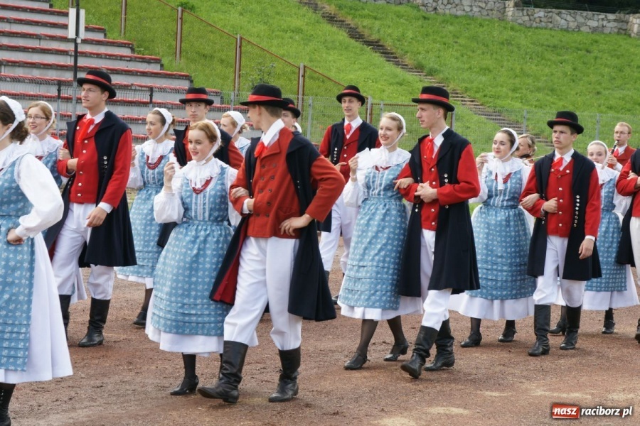 Zdjęcie w galerii na portalu naszraciborz.pl: Dni Raciborza 2014 - Daniel Olbrychski królem Janem III Sobieskim podczas przejazdu wiadomości z regionu