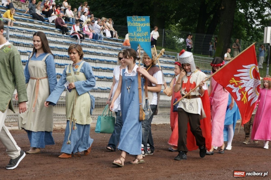 Zdjęcie w galerii na portalu naszraciborz.pl: Dni Raciborza 2014 - Daniel Olbrychski królem Janem III Sobieskim podczas przejazdu wiadomości z regionu