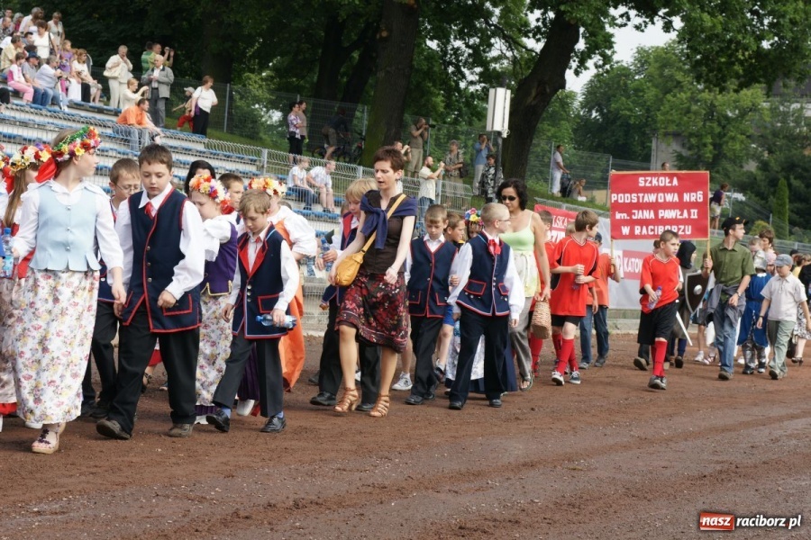Zdjęcie w galerii na portalu naszraciborz.pl: Dni Raciborza 2014 - Daniel Olbrychski królem Janem III Sobieskim podczas przejazdu wiadomości z regionu