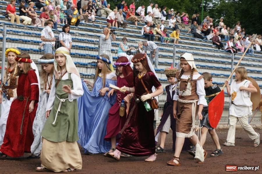 Zdjęcie w galerii na portalu naszraciborz.pl: Dni Raciborza 2014 - Daniel Olbrychski królem Janem III Sobieskim podczas przejazdu wiadomości z regionu