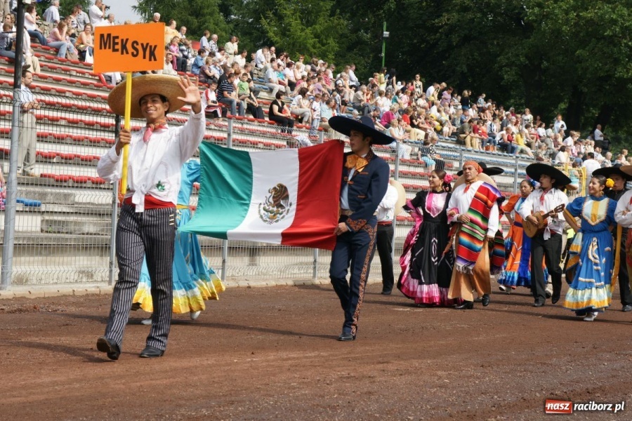 Zdjęcie w galerii na portalu naszraciborz.pl: Dni Raciborza 2014 - Daniel Olbrychski królem Janem III Sobieskim podczas przejazdu wiadomości z regionu