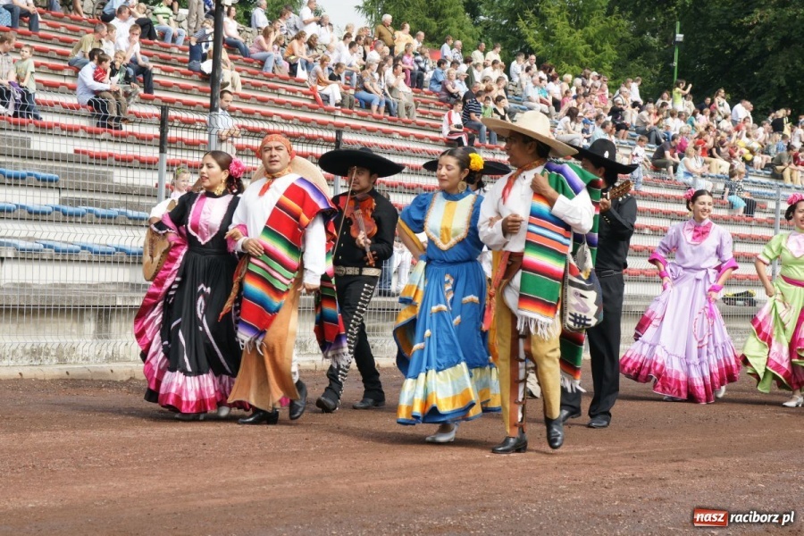 Zdjęcie w galerii na portalu naszraciborz.pl: Dni Raciborza 2014 - Daniel Olbrychski królem Janem III Sobieskim podczas przejazdu wiadomości z regionu