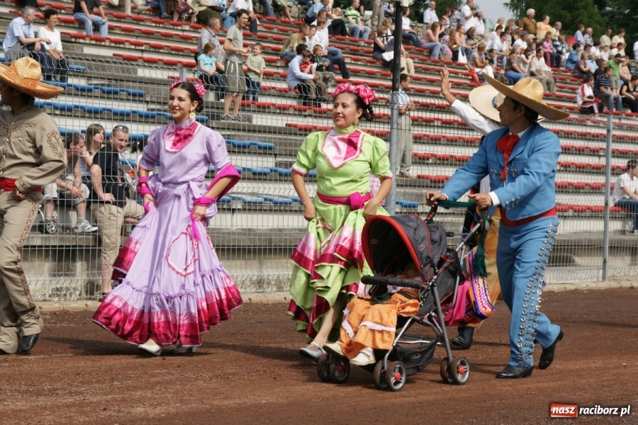 Zdjęcie w galerii na portalu naszraciborz.pl: Dni Raciborza 2014 - Daniel Olbrychski królem Janem III Sobieskim podczas przejazdu wiadomości z regionu