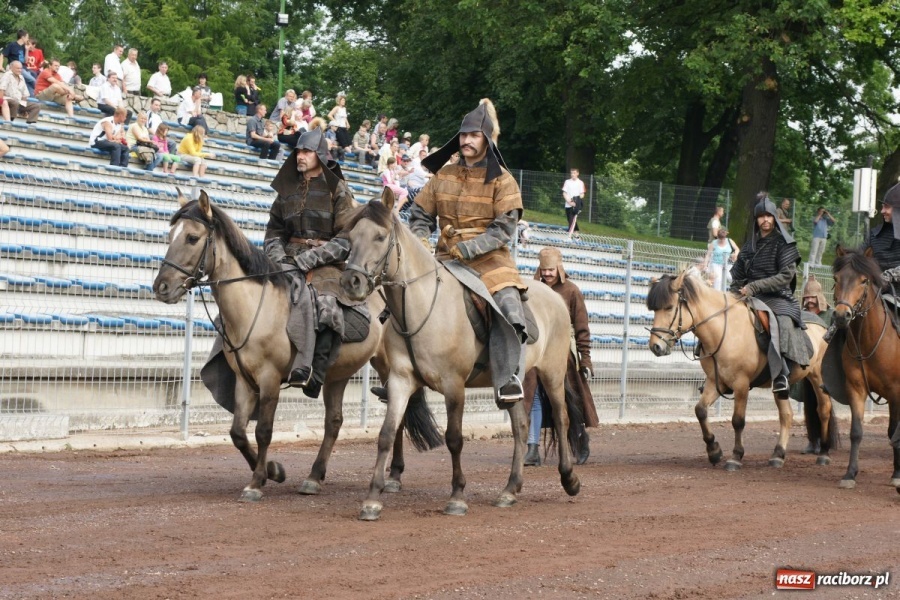 Zdjęcie w galerii na portalu naszraciborz.pl: Dni Raciborza 2014 - Daniel Olbrychski królem Janem III Sobieskim podczas przejazdu wiadomości z regionu