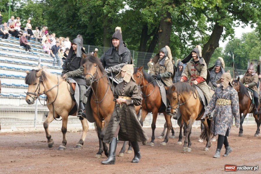 Zdjęcie w galerii na portalu naszraciborz.pl: Dni Raciborza 2014 - Daniel Olbrychski królem Janem III Sobieskim podczas przejazdu wiadomości z regionu