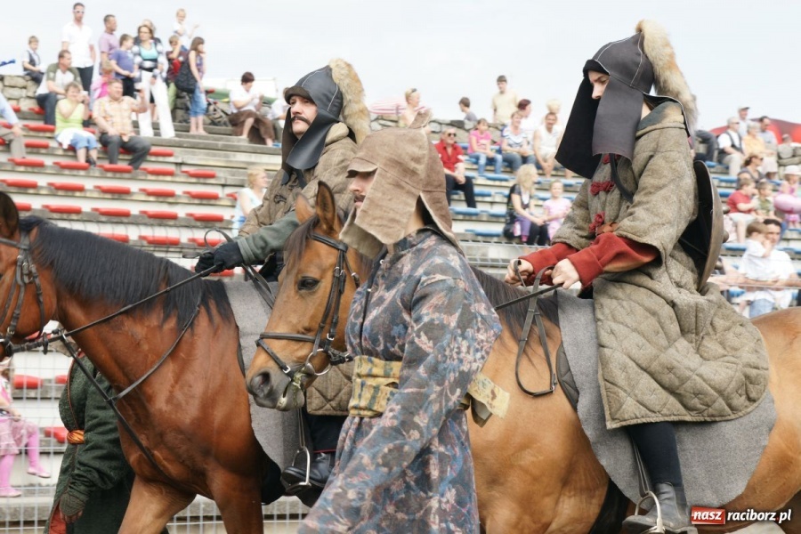 Zdjęcie w galerii na portalu naszraciborz.pl: Dni Raciborza 2014 - Daniel Olbrychski królem Janem III Sobieskim podczas przejazdu wiadomości z regionu