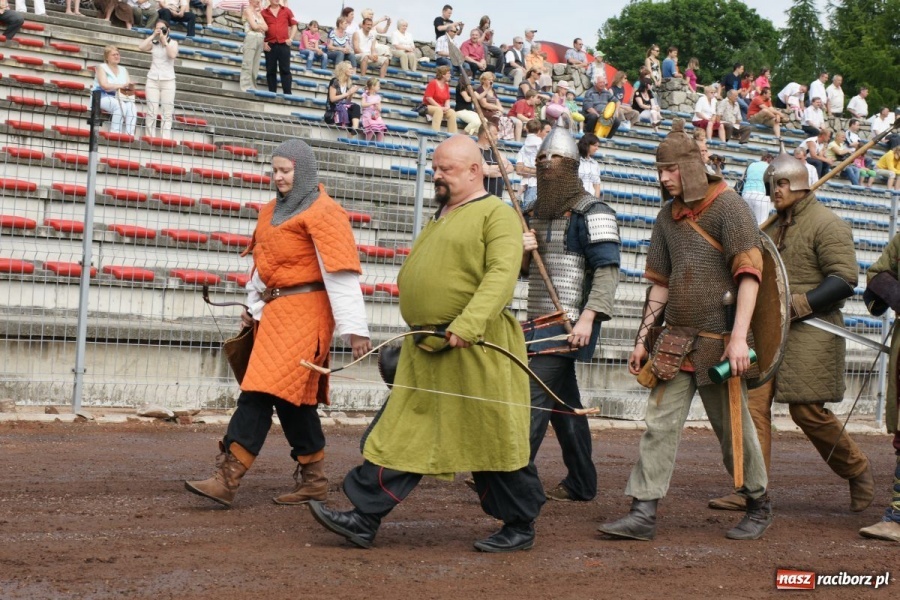 Zdjęcie w galerii na portalu naszraciborz.pl: Dni Raciborza 2014 - Daniel Olbrychski królem Janem III Sobieskim podczas przejazdu wiadomości z regionu