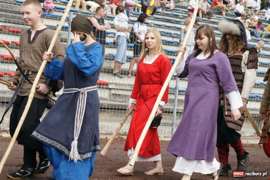 Zdjęcie w galerii na portalu naszraciborz.pl: Dni Raciborza 2014 - Daniel Olbrychski królem Janem III Sobieskim podczas przejazdu wiadomości z regionu