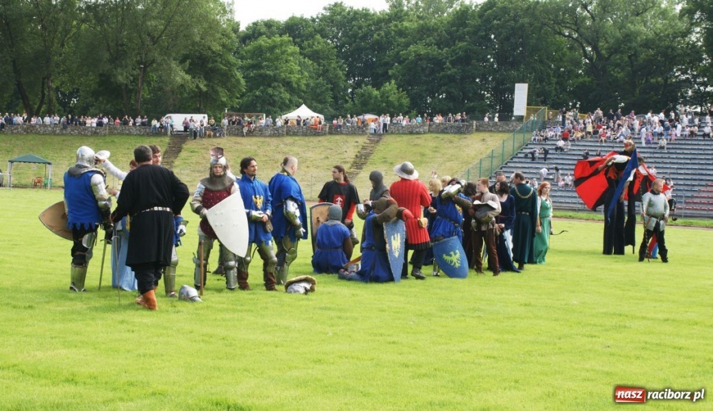 Zdjęcie w galerii na portalu naszraciborz.pl: Dni Raciborza 2014 - Daniel Olbrychski królem Janem III Sobieskim podczas przejazdu wiadomości z regionu