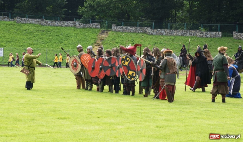 Zdjęcie w galerii na portalu naszraciborz.pl: Dni Raciborza 2014 - Daniel Olbrychski królem Janem III Sobieskim podczas przejazdu wiadomości z regionu