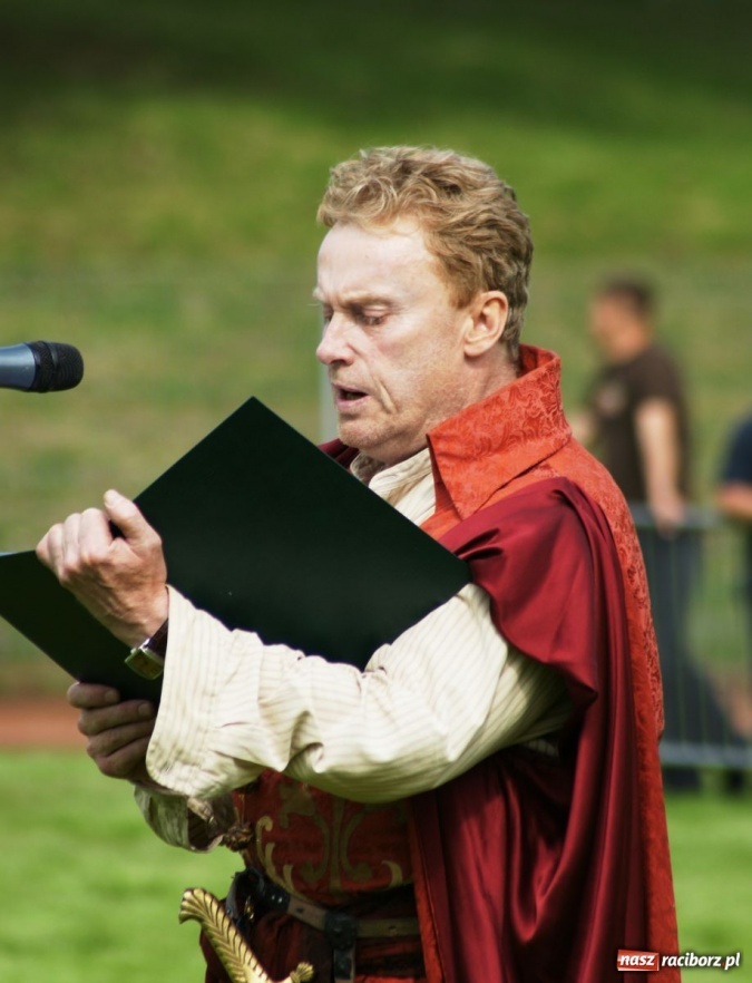 Zdjęcie w galerii na portalu naszraciborz.pl: Dni Raciborza 2014 - Daniel Olbrychski królem Janem III Sobieskim podczas przejazdu wiadomości z regionu