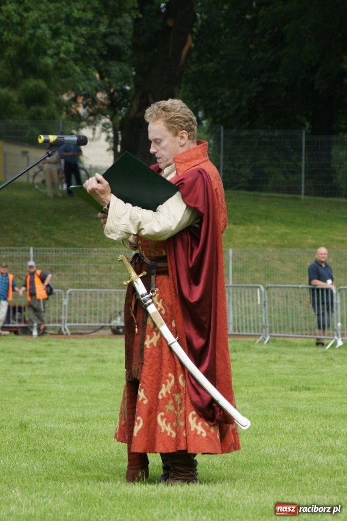 Zdjęcie w galerii na portalu naszraciborz.pl: Dni Raciborza 2014 - Daniel Olbrychski królem Janem III Sobieskim podczas przejazdu wiadomości z regionu