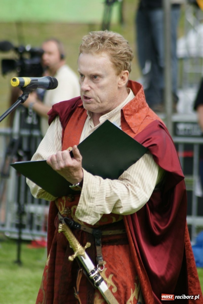 Zdjęcie w galerii na portalu naszraciborz.pl: Dni Raciborza 2014 - Daniel Olbrychski królem Janem III Sobieskim podczas przejazdu wiadomości z regionu