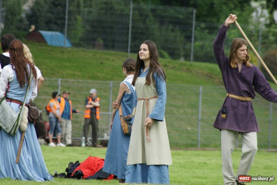 Zdjęcie w galerii na portalu naszraciborz.pl: Dni Raciborza 2014 - Daniel Olbrychski królem Janem III Sobieskim podczas przejazdu wiadomości z regionu
