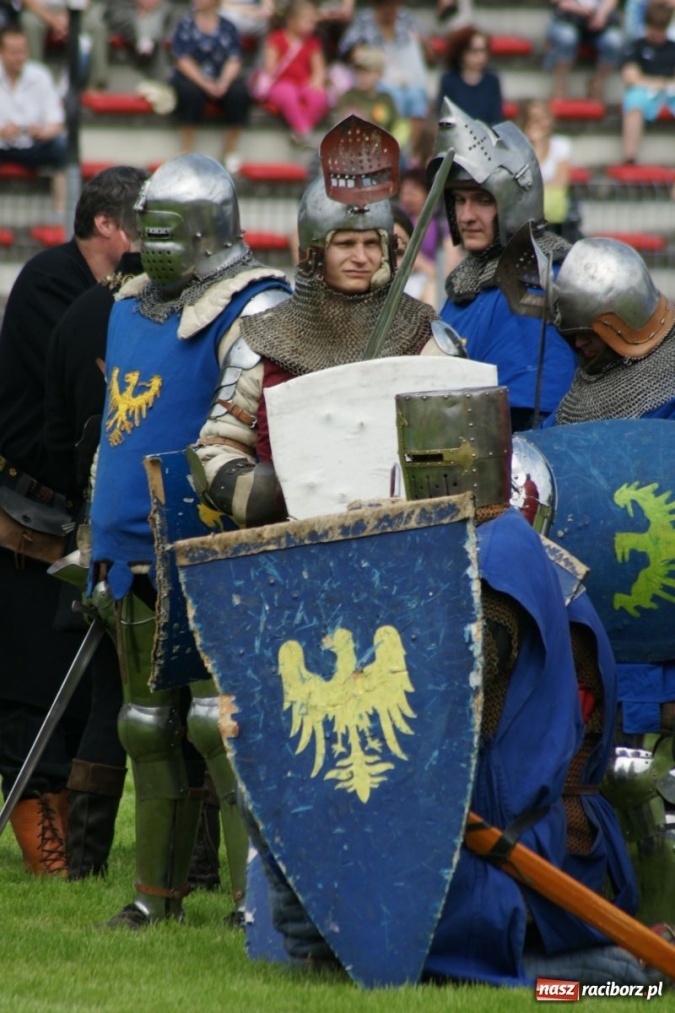 Zdjęcie w galerii na portalu naszraciborz.pl: Dni Raciborza 2014 - Daniel Olbrychski królem Janem III Sobieskim podczas przejazdu wiadomości z regionu
