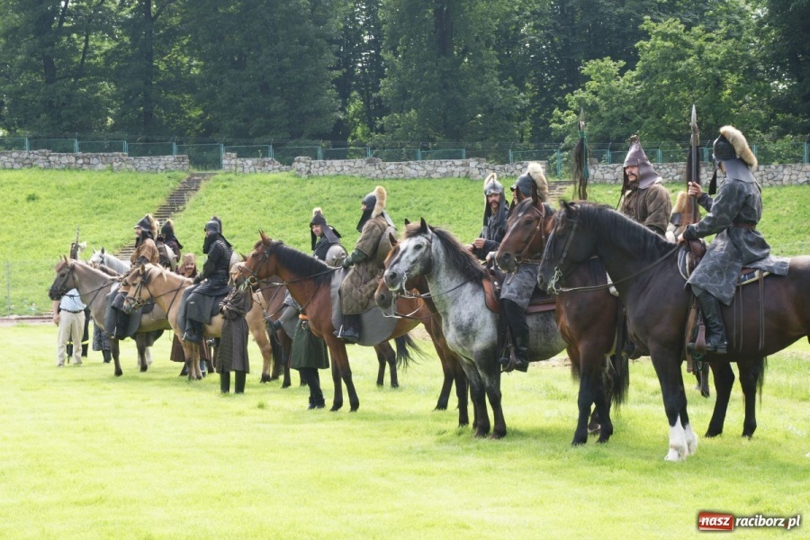 Zdjęcie w galerii na portalu naszraciborz.pl: Dni Raciborza 2014 - Daniel Olbrychski królem Janem III Sobieskim podczas przejazdu wiadomości z regionu