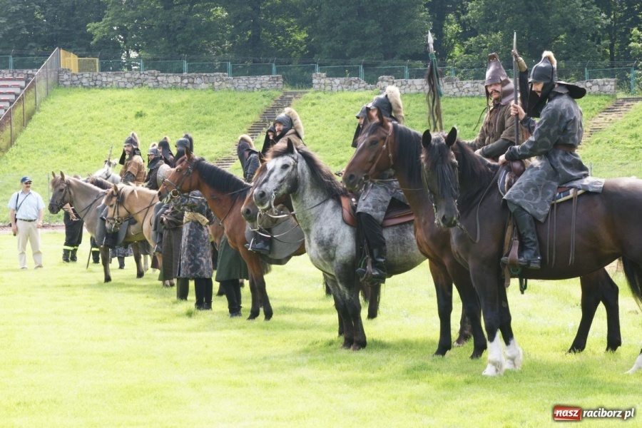 Zdjęcie w galerii na portalu naszraciborz.pl: Dni Raciborza 2014 - Daniel Olbrychski królem Janem III Sobieskim podczas przejazdu wiadomości z regionu
