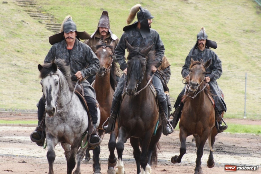 Zdjęcie w galerii na portalu naszraciborz.pl: Dni Raciborza 2014 - Daniel Olbrychski królem Janem III Sobieskim podczas przejazdu wiadomości z regionu