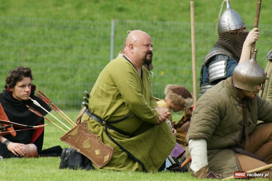 Zdjęcie w galerii na portalu naszraciborz.pl: Dni Raciborza 2014 - Daniel Olbrychski królem Janem III Sobieskim podczas przejazdu wiadomości z regionu
